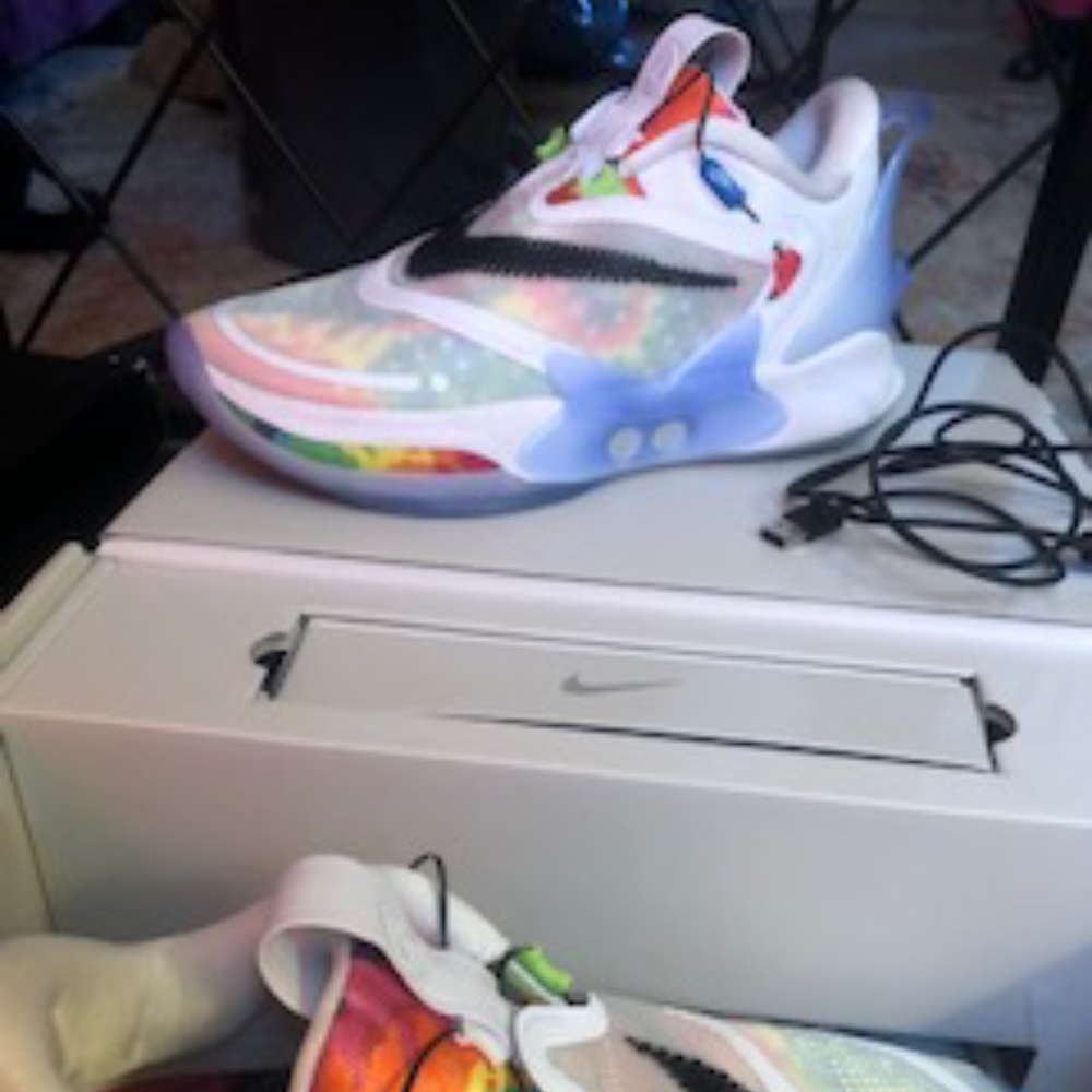 nike basketball sneakers come with charger for the sneakers